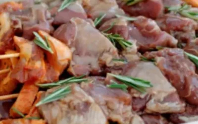 Brochette de joue de porc mariné, tajine au citron confit, graines de semoule aux raisins blonds